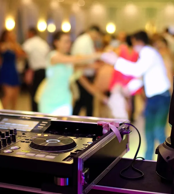 DJ draait op een bruiloft met volle dansvloer